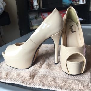 NWOT Nude Heels